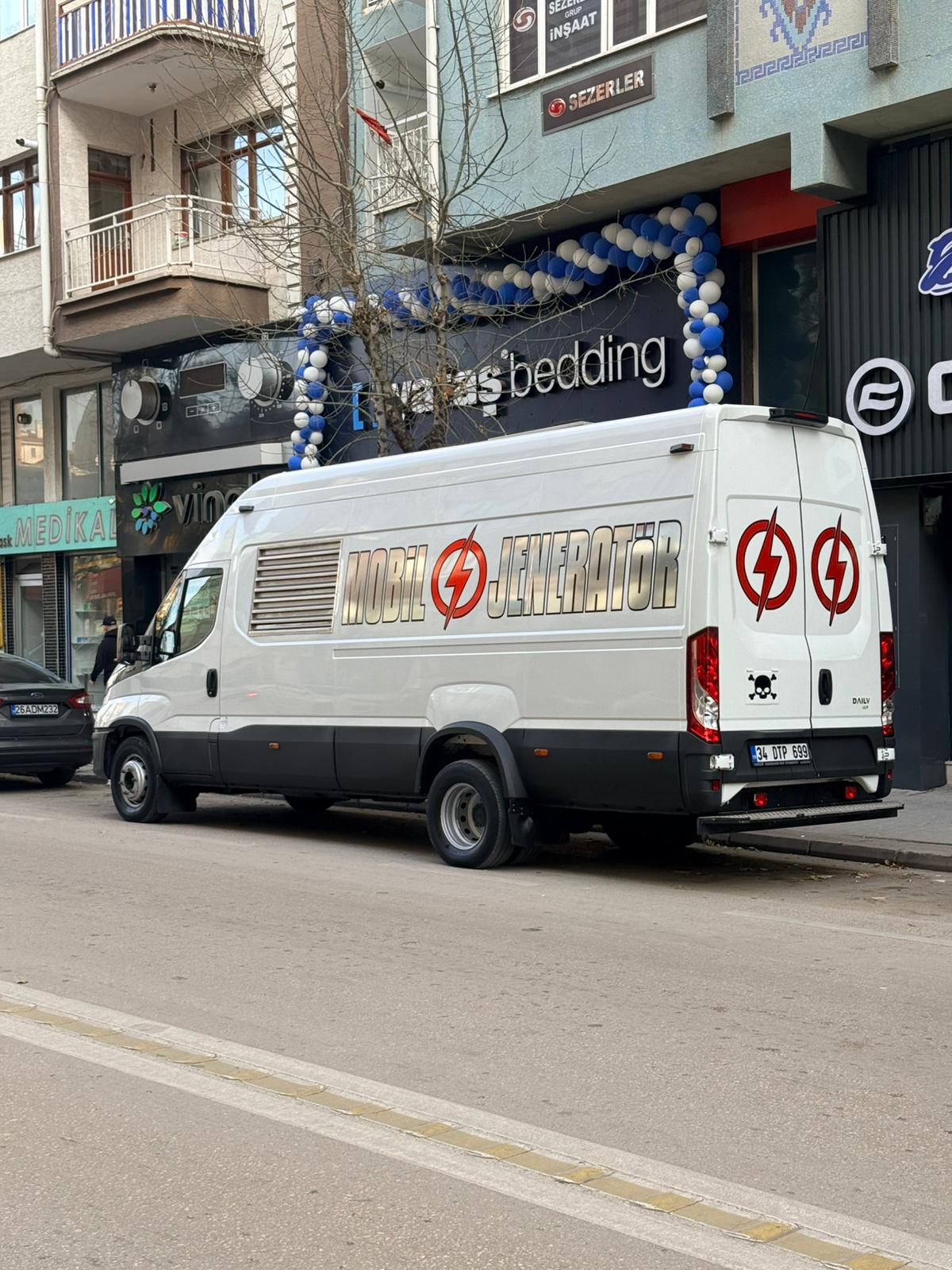 Profesyonel jeneratör taşıma aracı